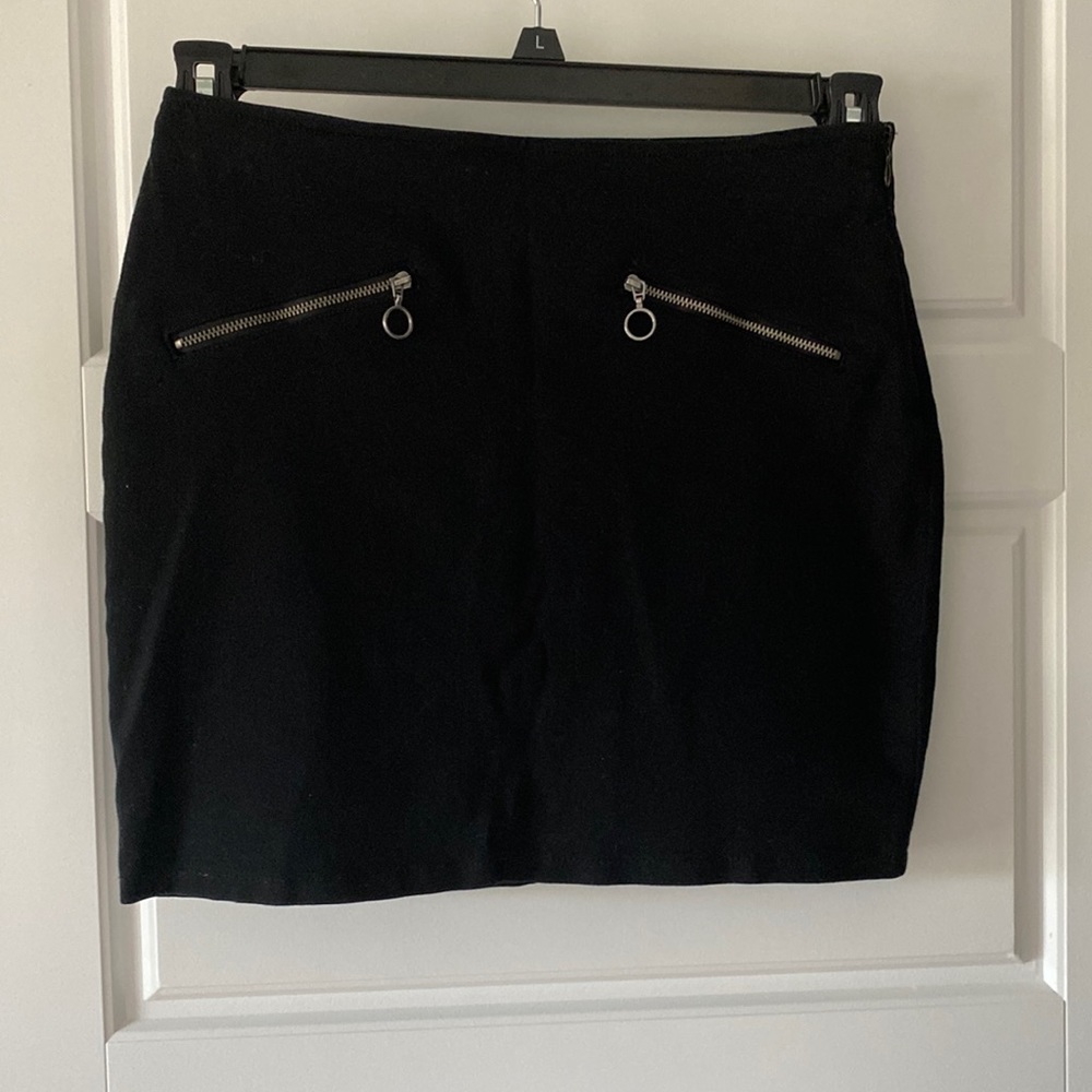 Forever 21 short skirt with side zipper. Color Black. Size S.